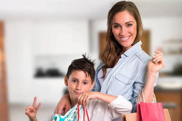 Mutter Und Tochter Halten Viele Einkaufstüten Haus — Stockfoto