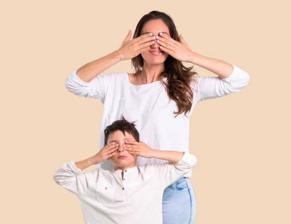 Madre Hijo Cubriendo Los Ojos Con Las Manos Sobre Fondo — Foto de Stock