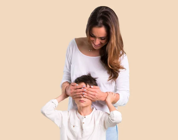 Madre Hijo Cubriendo Los Ojos Con Las Manos Sobre Fondo — Foto de Stock