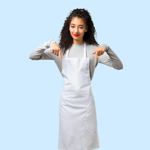 Young Girl Apron Pointing Fingers Isolated Blue Background — Stock Photo, Image