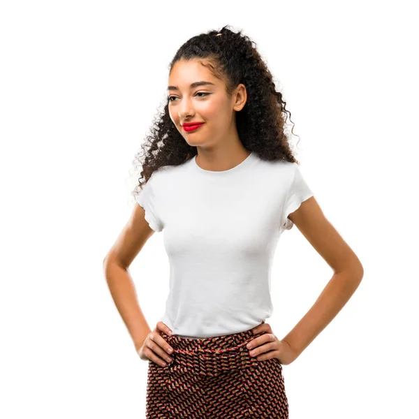 Menina Com Cabelo Encaracolado Posando Com Braços Quadril Rindo Fundo — Fotografia de Stock