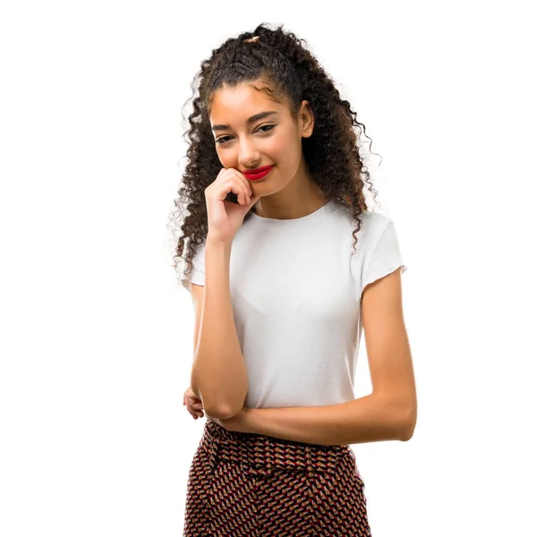 Menina Com Cabelo Encaracolado Sorrindo Com Uma Expressão Doce Fundo — Fotografia de Stock