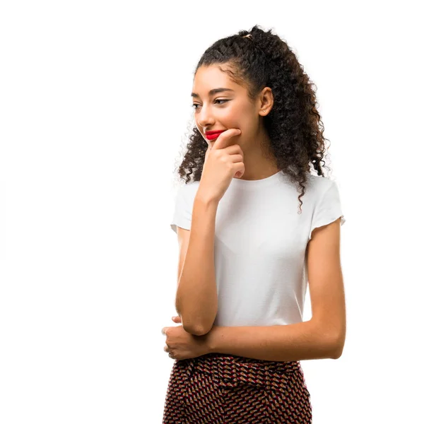 Junges Mädchen Mit Lockigem Haar Stehend Und Zur Seite Schauend — Stockfoto