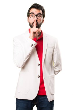 Esmer adam yapma sessizlik jest beyaz arka plan üzerinde gözlük