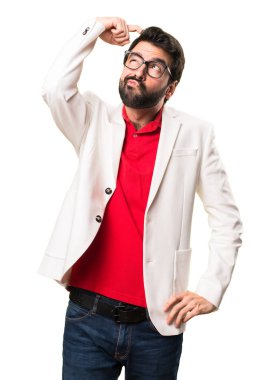 Beyaz arka plan üzerinde şüpheleri gözlüklü esmer adam