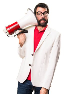 Bir megafon beyaz arka plan üzerinde tutarak gözlüklü esmer adam