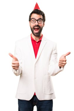 Beyaz arka plan üzerine bir parti gözlüklü esmer adam