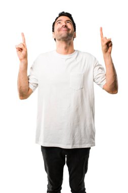 Harika bir fikir işaret parmağı ile işaret ve izole beyaz arka plan üzerinde ararken beyaz gömlek ile genç adam