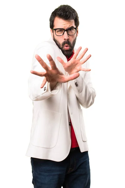 Hombre Morena Asustado Con Gafas Sobre Fondo Blanco —  Fotos de Stock