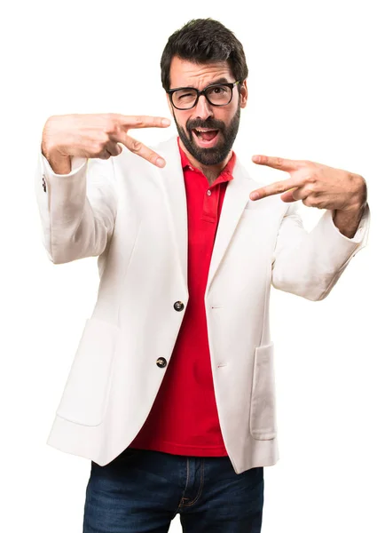 Brunetka Człowiek Okulary Podejmowania Gest Zwycięstwa Białym Tle — Zdjęcie stockowe