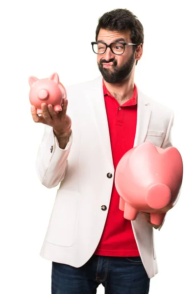 Morena Hombre Con Gafas Sosteniendo Piggybank Sobre Fondo Blanco — Foto de Stock
