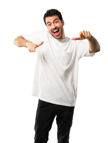 Jovem Com Camisa Branca Apontando Com Dedo Para Alguém Rindo — Fotografia de Stock