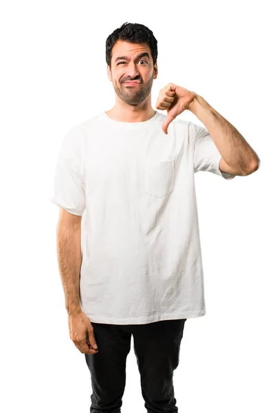 Başparmak Aşağı Negatif Ifade Işaretiyle Gösterilen Beyaz Gömlek Olan Genç — Stok fotoğraf
