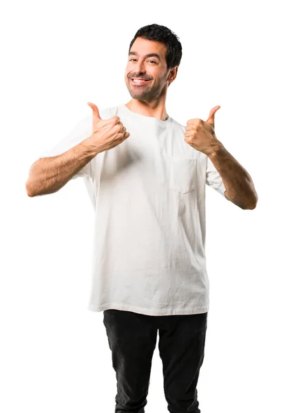 親指ジェスチャーと笑顔を与えるための白いシャツと若い男が分離の白い背景の上の成功を収めています — ストック写真