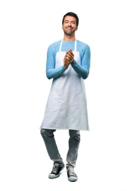 İzole arka plan üzerinde bir konferansta sunum sonrası alkış bir önlük giyen bir adam tam uzunlukta bir kadeh