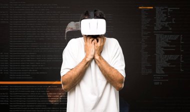 VR gözlüklerin içinde sanal gerçeklik modu kullanarak korkmuş bir adamım