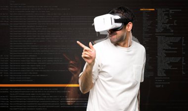 Sanal gerçeklik modu içinde dans gözlük zevk Vr kullanan adam