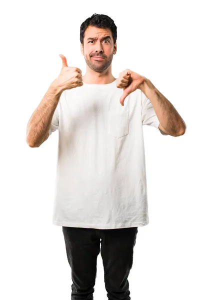 Νεαρός Άνδρας Λευκό Πουκάμισο Κάνει Καλό Κακό Σημάδι Αναποφάσιστο Άτομο — Φωτογραφία Αρχείου