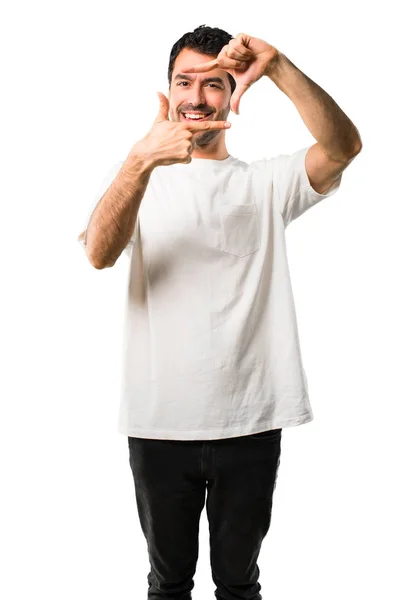 Jovem Com Camisa Branca Focada Rosto Símbolo Enquadramento Fundo Branco — Fotografia de Stock