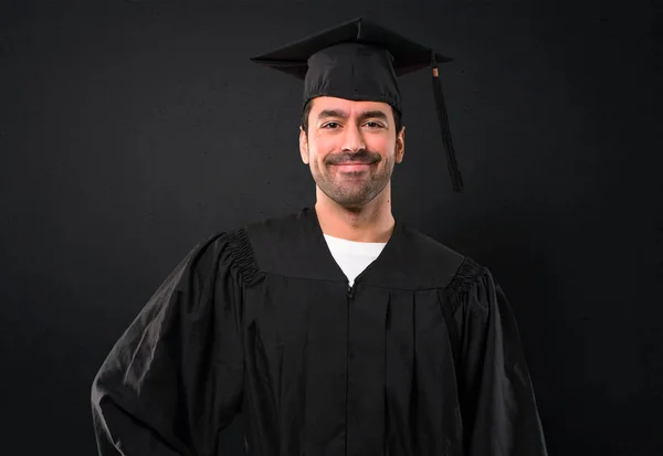Чоловік Свій Випускний День Університет Позує Руками Стегні Посміхається Чорному — стокове фото