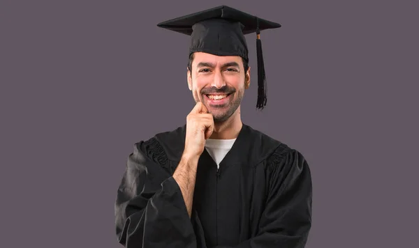Чоловік Свій День Випуску Університет Посміхається Солодким Виразом Фіолетовому Фоні — стокове фото