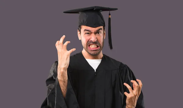 Άνθρωπος Την Ημέρα Αποφοίτησης Του Πανεπιστημίου Ενοχλημένος Θυμωμένος Μανιώδη Χειρονομία — Φωτογραφία Αρχείου
