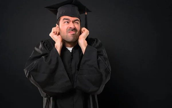 Érettségi Nap Egyetemi Kiterjedő Mindkét Fülben Kezével Férfi Csalódott Kifejezés — Stock Fotó