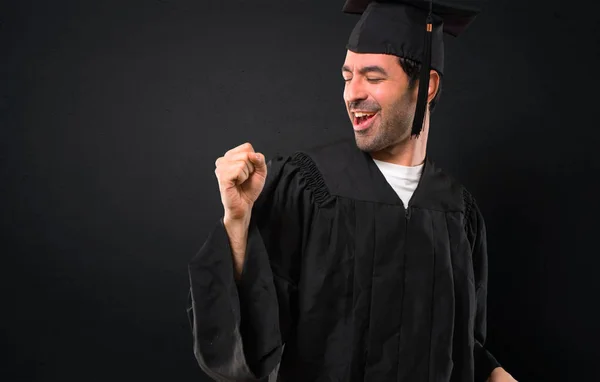 Man Zijn Graduatie Dag Universiteit Geniet Van Dansen Terwijl Luistert — Stockfoto