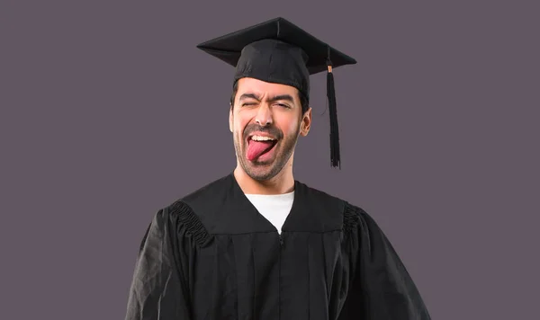 Man Zijn Graduatie Dag Universiteit Tong Tonen Camera Met Grappige — Stockfoto