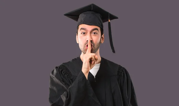 침묵의 표시를 보여주는 졸업식 대학에 보라색 바탕에 손가락 제스쳐 — 스톡 사진