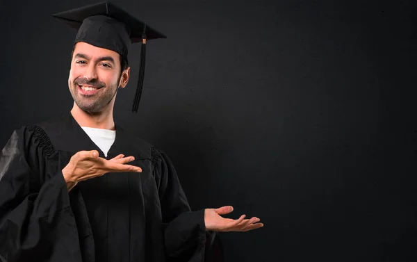 Man Zijn Graduatie Dag Universiteit Handen Naar Kant Uit Breiden — Stockfoto