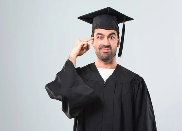 Άνθρωπος Του Πανεπιστημίου Ημέρα Αποφοίτησης Κάνοντας Χειρονομία Της Τρέλας Βάζοντας — Φωτογραφία Αρχείου