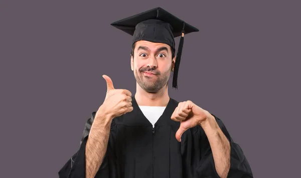 Man Zijn Graduatie Dag Universiteit Maken Van Goed Slecht Teken — Stockfoto