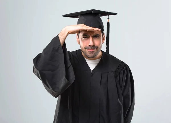 Muž Své Maturitní Den Univerzity Hledá Daleko Rukou Dávat Něco — Stock fotografie