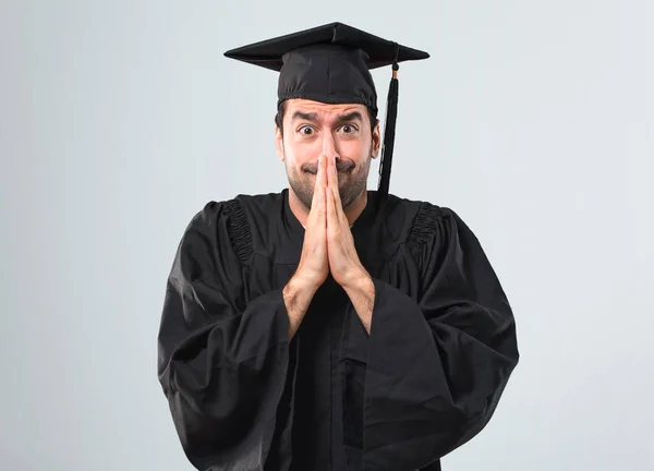 Man Zijn Graduatie Dag Universiteit Houdt Palm Samen Persoon Vraagt — Stockfoto