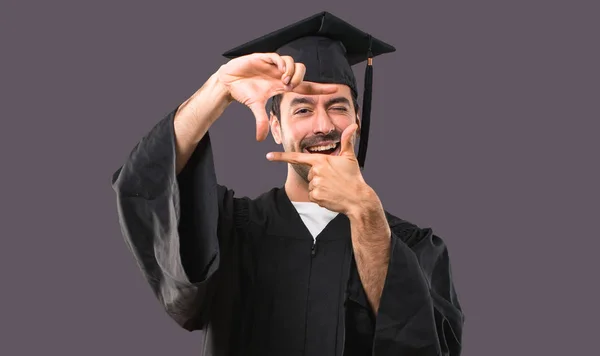 Людина День Випуску Університету Фокусує Обличчя Символ Обрамлення Фіолетовому Фоні — стокове фото