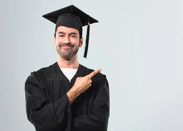 Hombre Día Graduación Universidad Señalando Lado Con Dedo Para Presentar — Foto de Stock