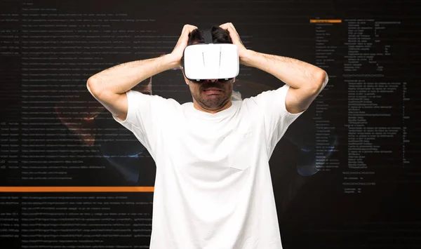 Hombre Usando Gafas Toma Las Manos Cabeza Dentro Del Modo —  Fotos de Stock