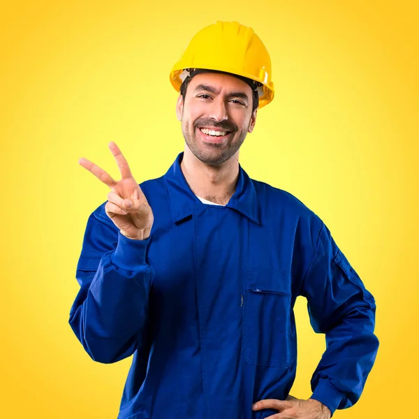 Obrero Joven Con Casco Sonriendo Mostrando Signo Victoria Con Una —  Fotos de Stock