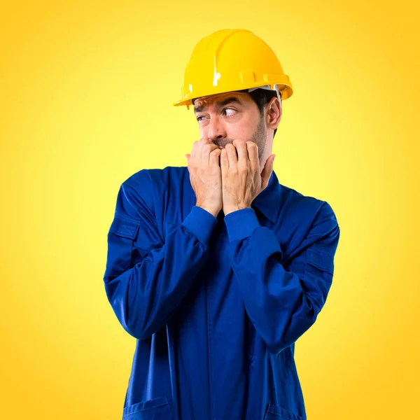 Joven Trabajador Con Casco Poco Nervioso Asustado Poniendo Las Manos —  Fotos de Stock