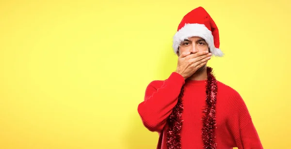 Homem Com Roupas Vermelhas Comemorando Férias Natal Cobrindo Boca Com — Fotografia de Stock