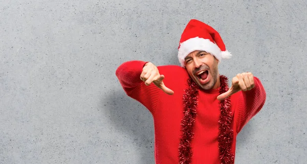 Homme Avec Des Vêtements Rouges Célébrant Les Vacances Noël Pointant — Photo