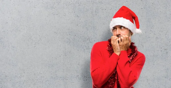 Homem Com Roupas Vermelhas Comemorando Férias Natal Pouco Nervoso Assustado — Fotografia de Stock