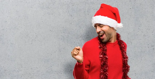 Мужчина Красной Одежде Празднующий Рождественские Праздники Наслаждается Танцами Слушая Музыку — стоковое фото