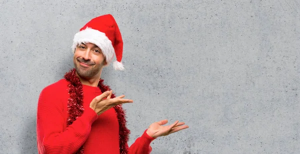 Uomo Con Vestiti Rossi Che Celebrano Vacanze Natale Allungando Mani — Foto Stock