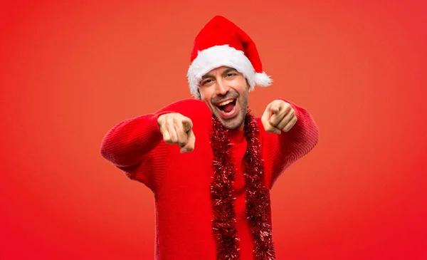 Muž Červeným Oblečením Slaví Vánoční Svátky Body Prstem Vás Zároveň — Stock fotografie