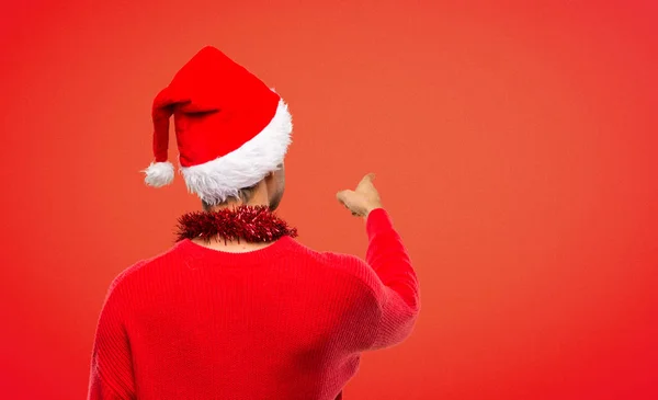 Homme Avec Des Vêtements Rouges Célébrant Les Vacances Noël Pointant — Photo