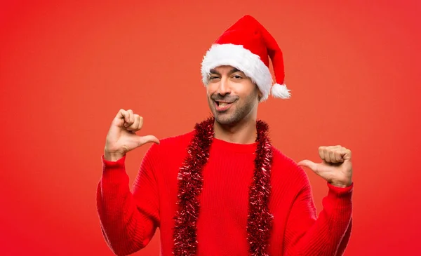 誇りと自己満足でクリスマスを祝っている赤い服の男は自分の赤い背景の概念を愛する — ストック写真