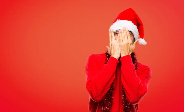 Mann Mit Roter Kleidung Der Die Weihnachtsfeiertage Feiert Die Augen — Stockfoto