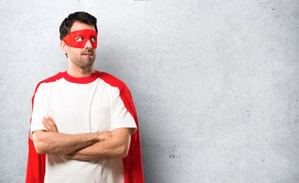 Hombre Superhéroe Con Máscara Capa Roja Que Tiene Dudas Con —  Fotos de Stock